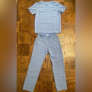 Figs Men’s Scrubs Set, Medium, Leon 3-Pocket Top, Axim Cargo Pants, Ceil Blue